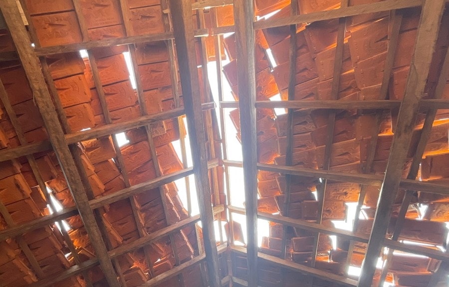 Phòng ở học sinh bán trú Trường PTDTBT cấp 1, 2 Măng Bút 2 bị trận động đất làm xé nứt cấu trúc tường và gãy mái ngói. (Ảnh: UBND xã Măng Bút)