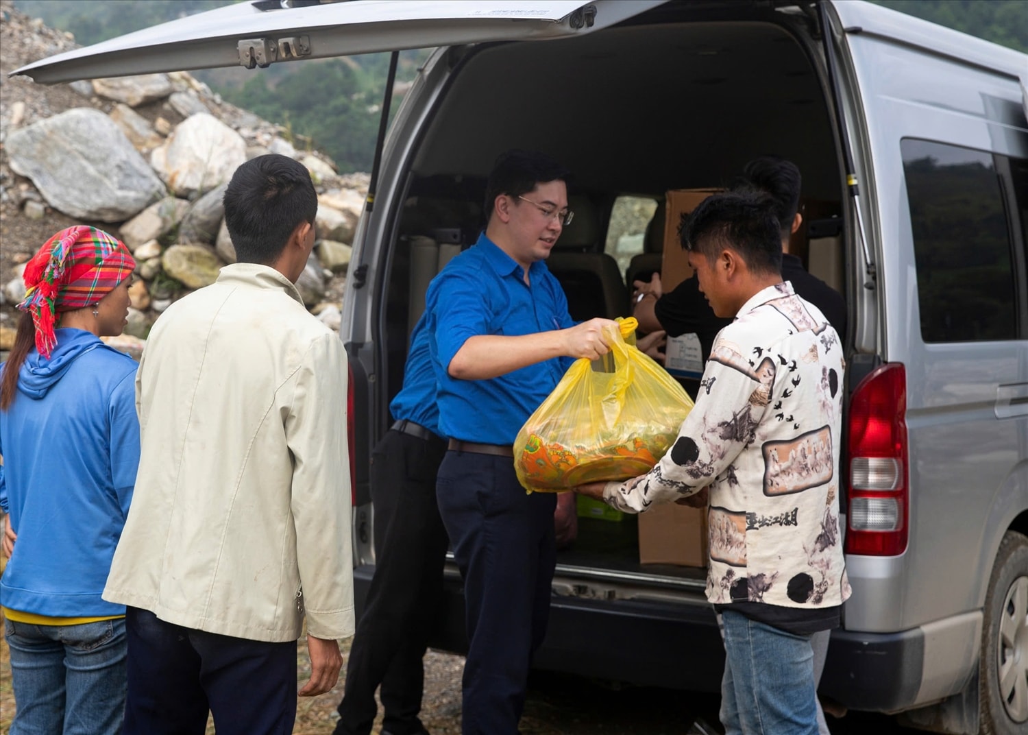 Đoàn Thanh niên Bộ Dân tộc và Tôn giáo cùng các đơn vị phối hợp trao quà cho các bậc phụ huynh
