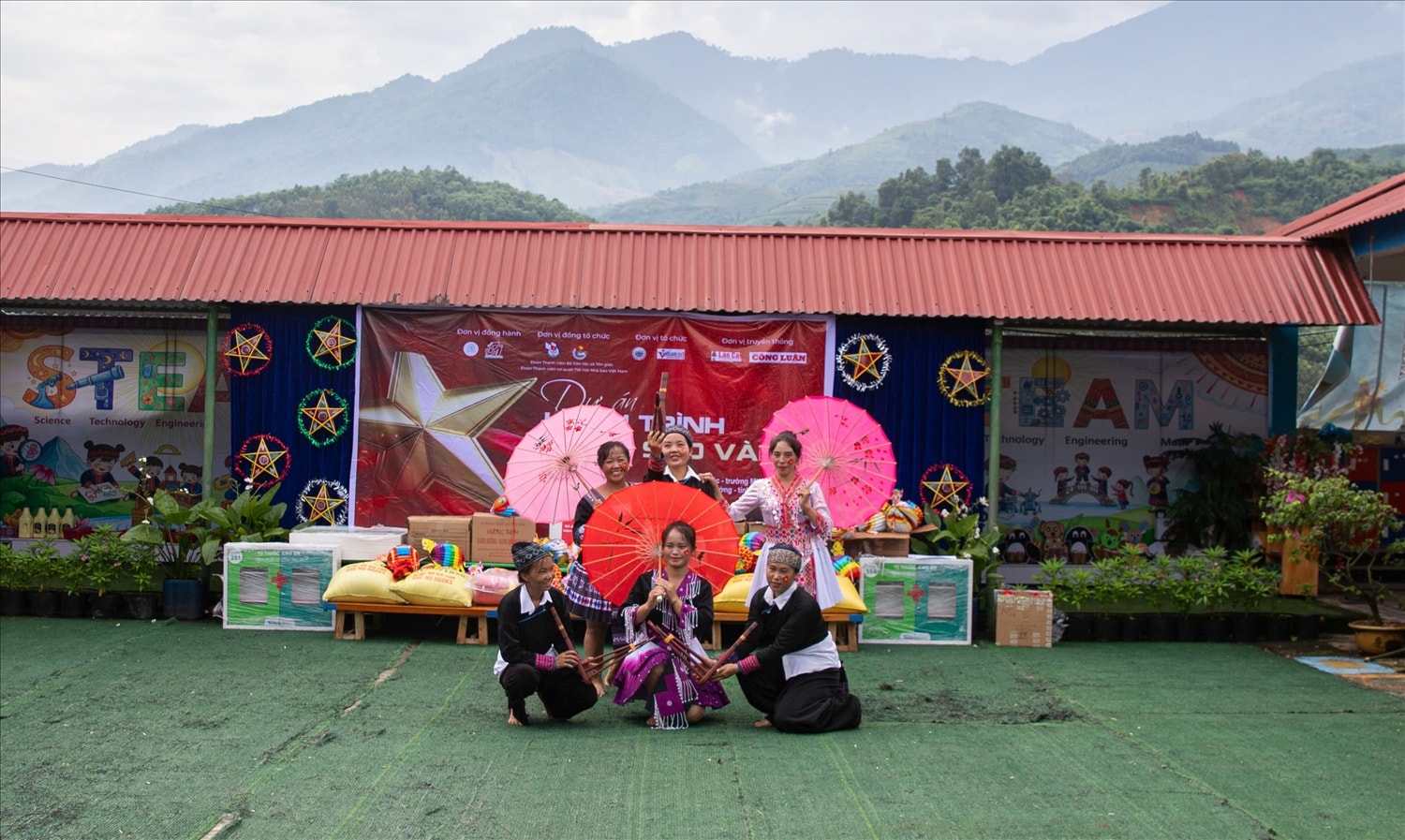Không khí ngày hội thêm tươi vui và rực rỡ sắc màu với điệu múa “Mùa xuân vùng cao” do chính các bậc phụ huynh của thôn Nà Lặc biểu diễn.