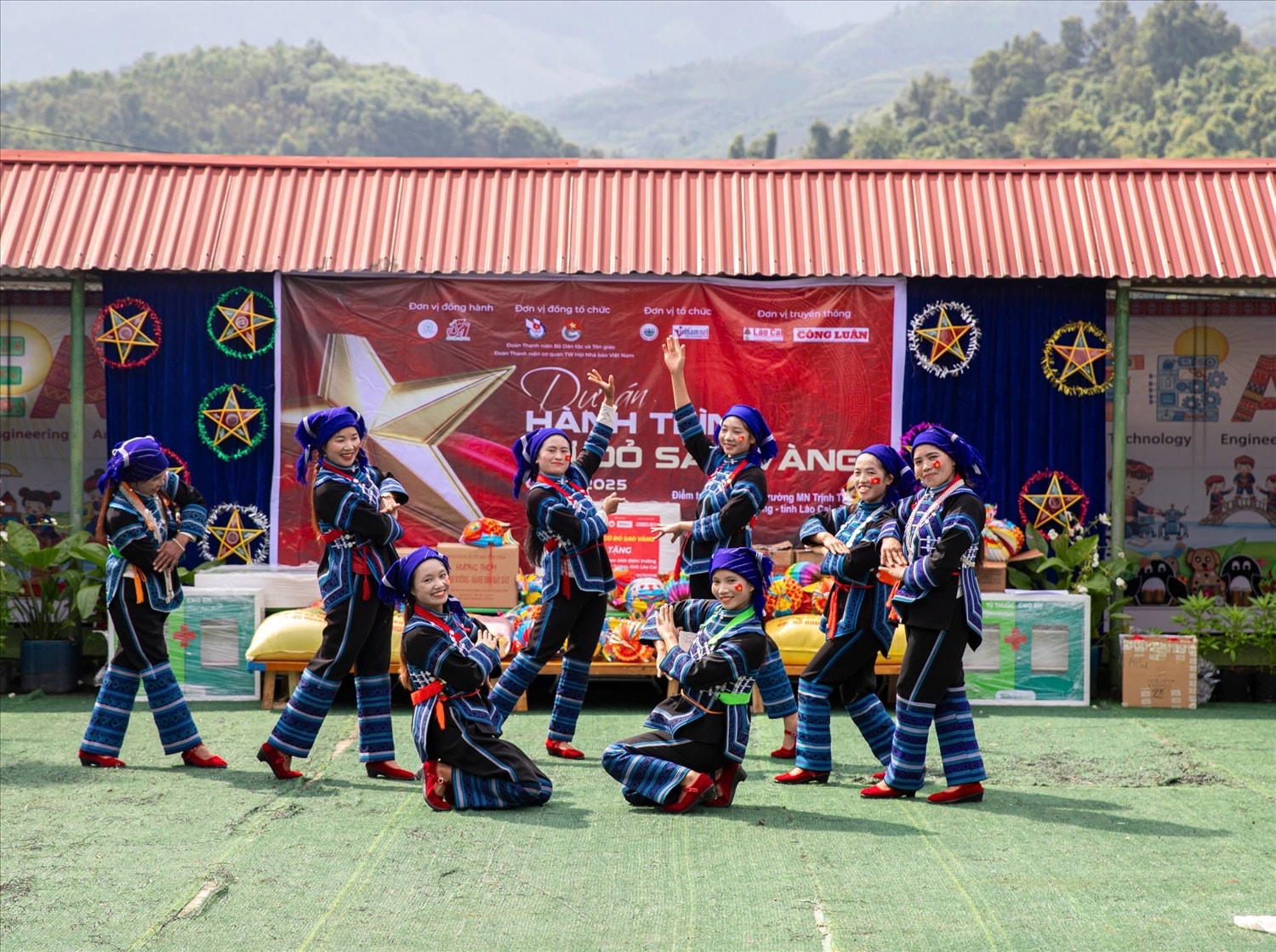 Các vũ công không chuyên đến từ thôn Lao Chải một lần nữa mang đến sân khấu những nét văn hóa đặc trưng của dân tộc mình qua “Vũ Điệu Hà Nhì”.