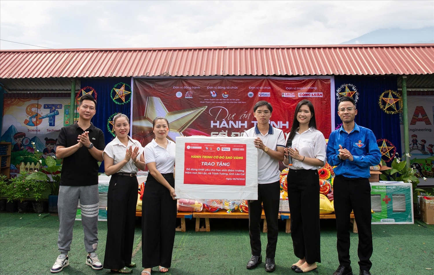 Thấu hiểu và sẻ chia với những thiếu thốn đó, đoàn thiện nguyện đã trao tặng nhiều phần quà thiết thực và ý nghĩa. Tại điểm trường Nà Lặc, các em học sinh đã nhận được: 260 hộp sáp tô màu; 180 cờ nhỏ cầm tay và 50 đèn lồng Trung thu để các em vui hội trăng rằm; 60 chiếc khăn mặt, 4 tủ thuốc và 4 thùng thuốc chữa các bệnh cơ bản; 50 bộ chữ và số hỗ trợ việc học tập; 160 áo cờ đỏ sao vàng cho học sinh các điểm trường thuộc trường Mầm non Trịnh Tường và 70 áo cho người lớn; 2 tạ gạo, 1 thùng bánh kẹo và nhiều đồ dùng thiết yếu khác.