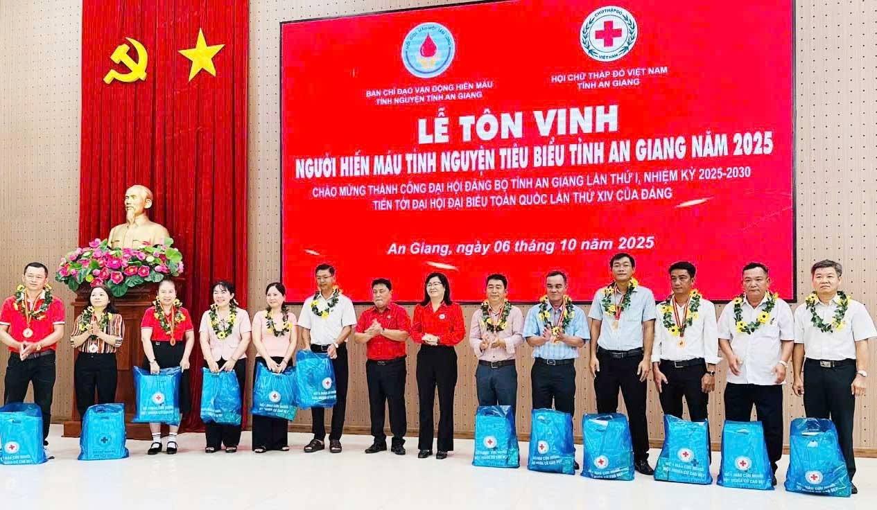 Chủ tịch Hội chữ thập đỏ tỉnh An Giang Lưu Kim Oai trao khen thưởng của Ban Chỉ đạo Quốc gia hiến máu tình nguyện cho các tình nguyện viên có 50 - 70 lần hiến máu.