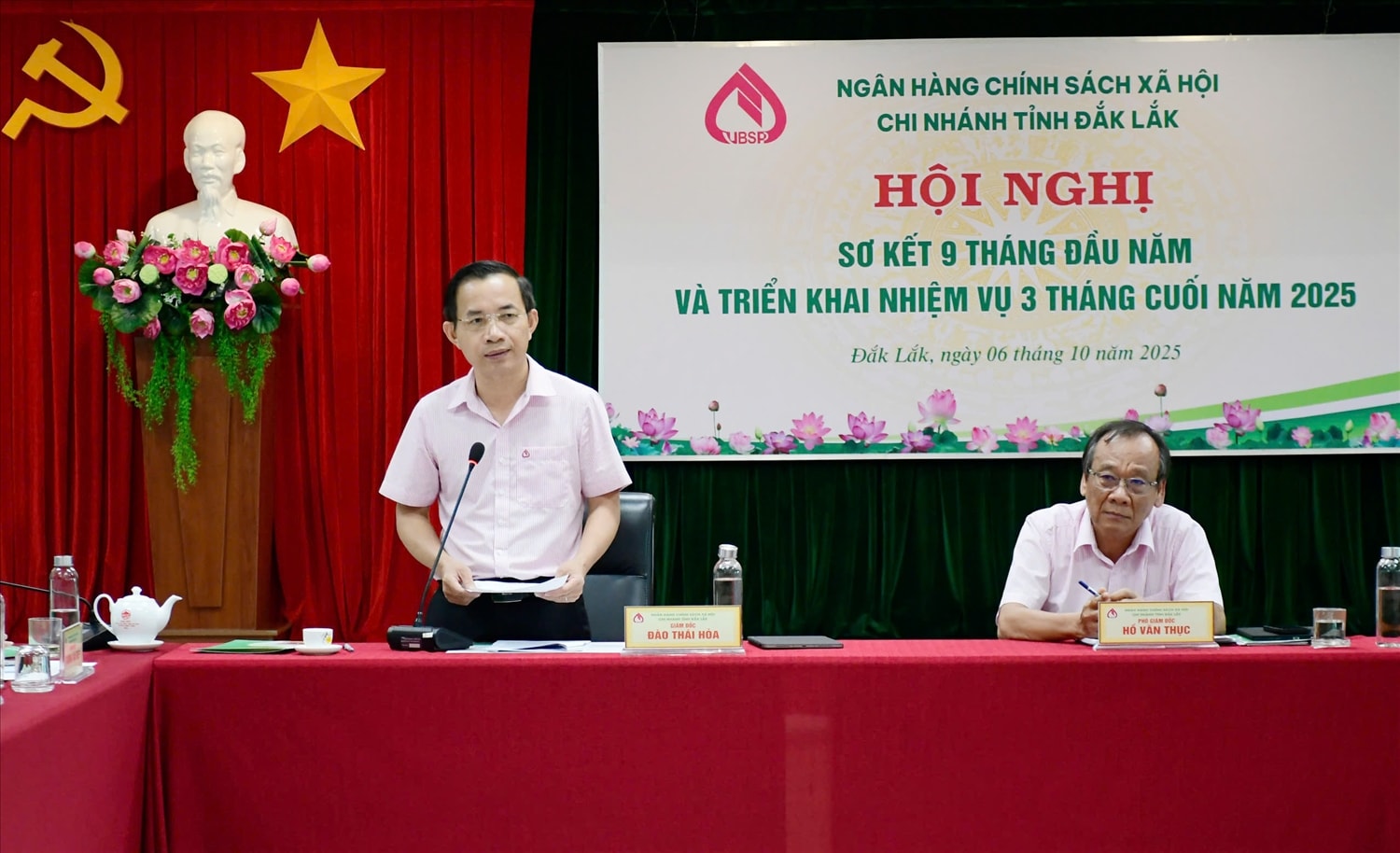 Giám đốc chi nhánh NHCSXH tỉnh Đắk Lắk Đào Thái Hòa phát biểu tại Hội nghị sơ kết 9 tháng đầu năm và triển trai nhiệm vụ 3 tháng vuối năm 2025