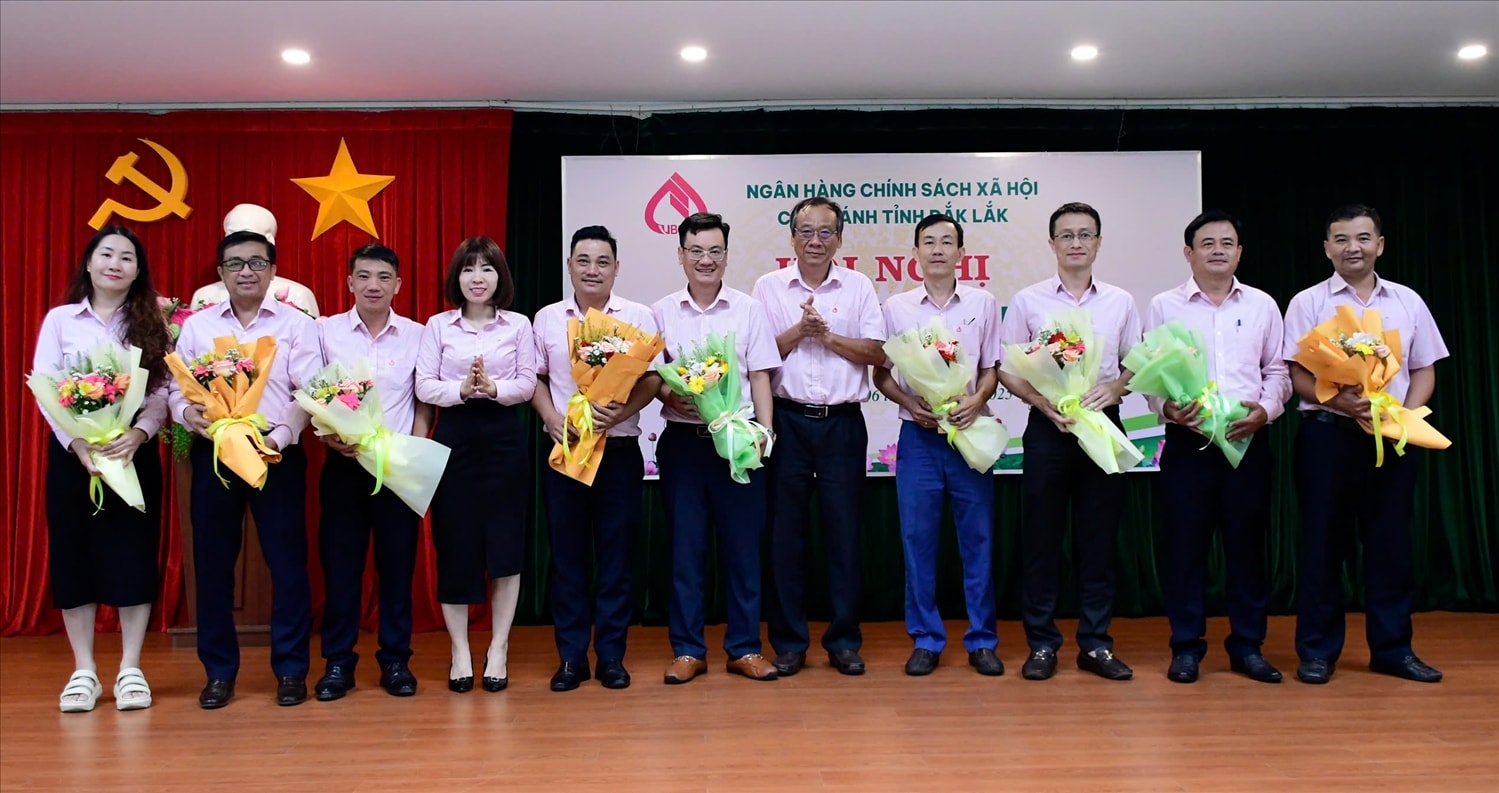 Lãnh đạo NHCSXH chi nhánh tỉnh Đắk Lắk tặng hoa chúc mừng các tập thể hoàn thành xuất sắc nhiệm vụ 9 tháng đầu năm