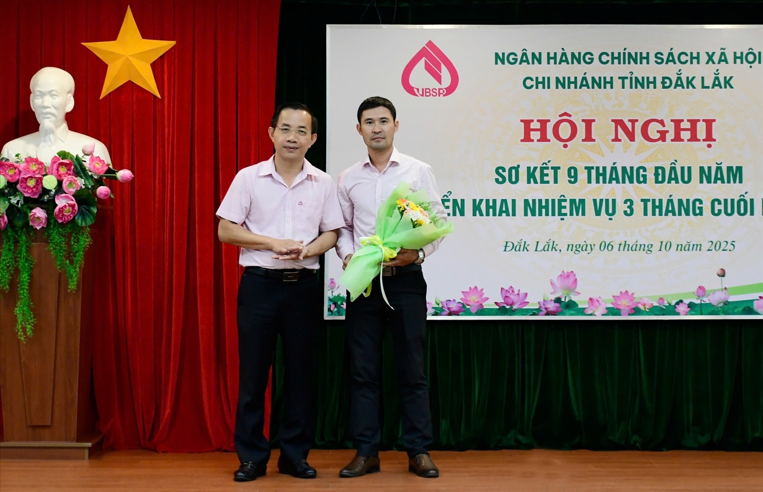 Giám đốc NHCSXH chi nhánh tỉnh Đắk Lắk Đào Thái Hòa tặng hoa chúc mừng  Phòng giao dịch Lắk hoàn thành xuất sắc tiêu biểu nhiệm vụ 9 tháng đầu năm