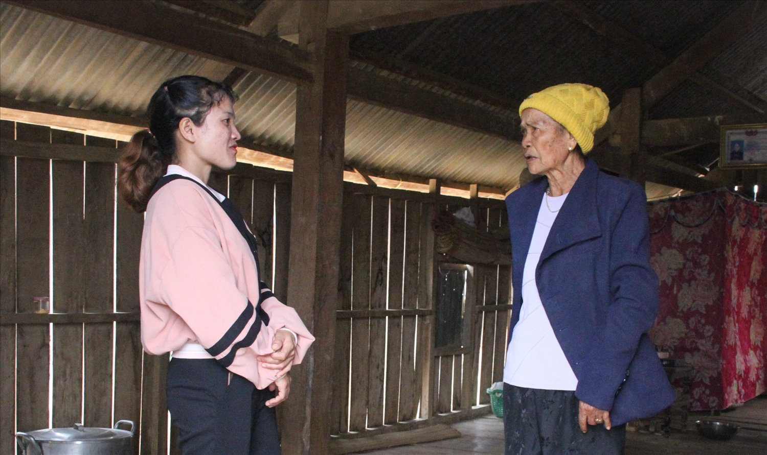 Chị H’Hương thường xuyên đến từng nhà chia sẻ, nắm bắt tâm tư bà con (Ảnh: Lê Hường)