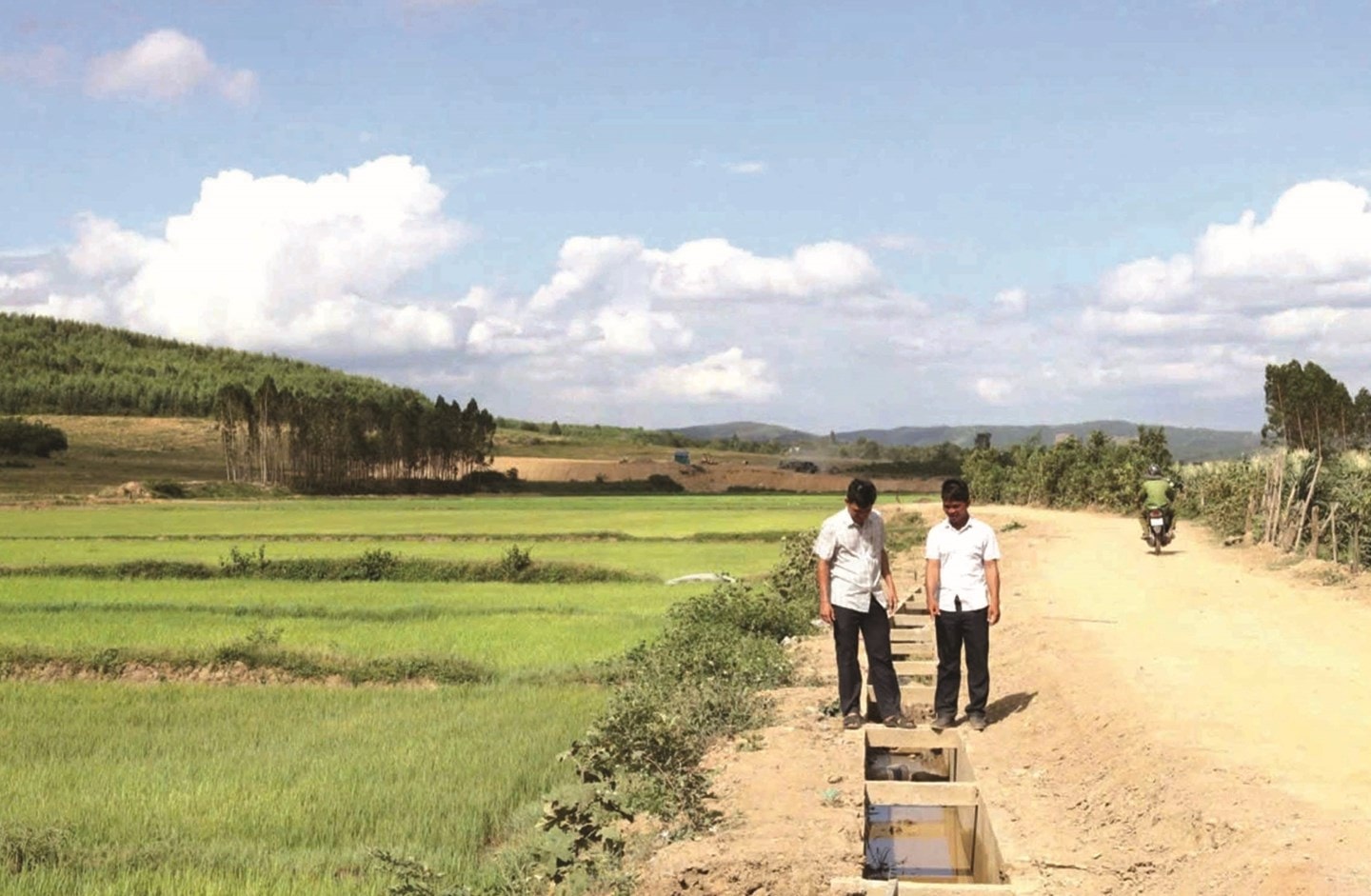 Tuyến kênh mương dẫn nước đến chân ruộng, thuận lợi  cho người dân canh tác, sản xuất