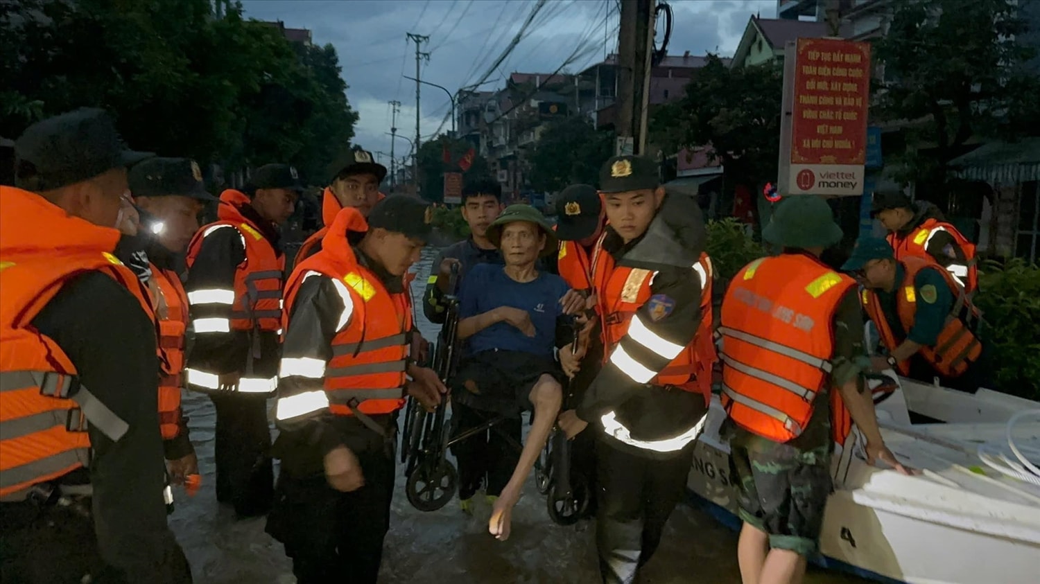Lực lượng chức năng cứu trợ người dân ra khỏi vùng lũ