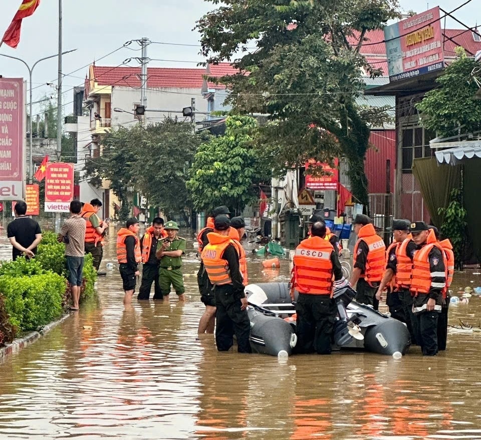 Phương tiện cứu hộ cứu nạn cùng cán bộ, chiến sĩ Công an Lạng Sơn sẵn sàng trợ giúp, cứu dân
