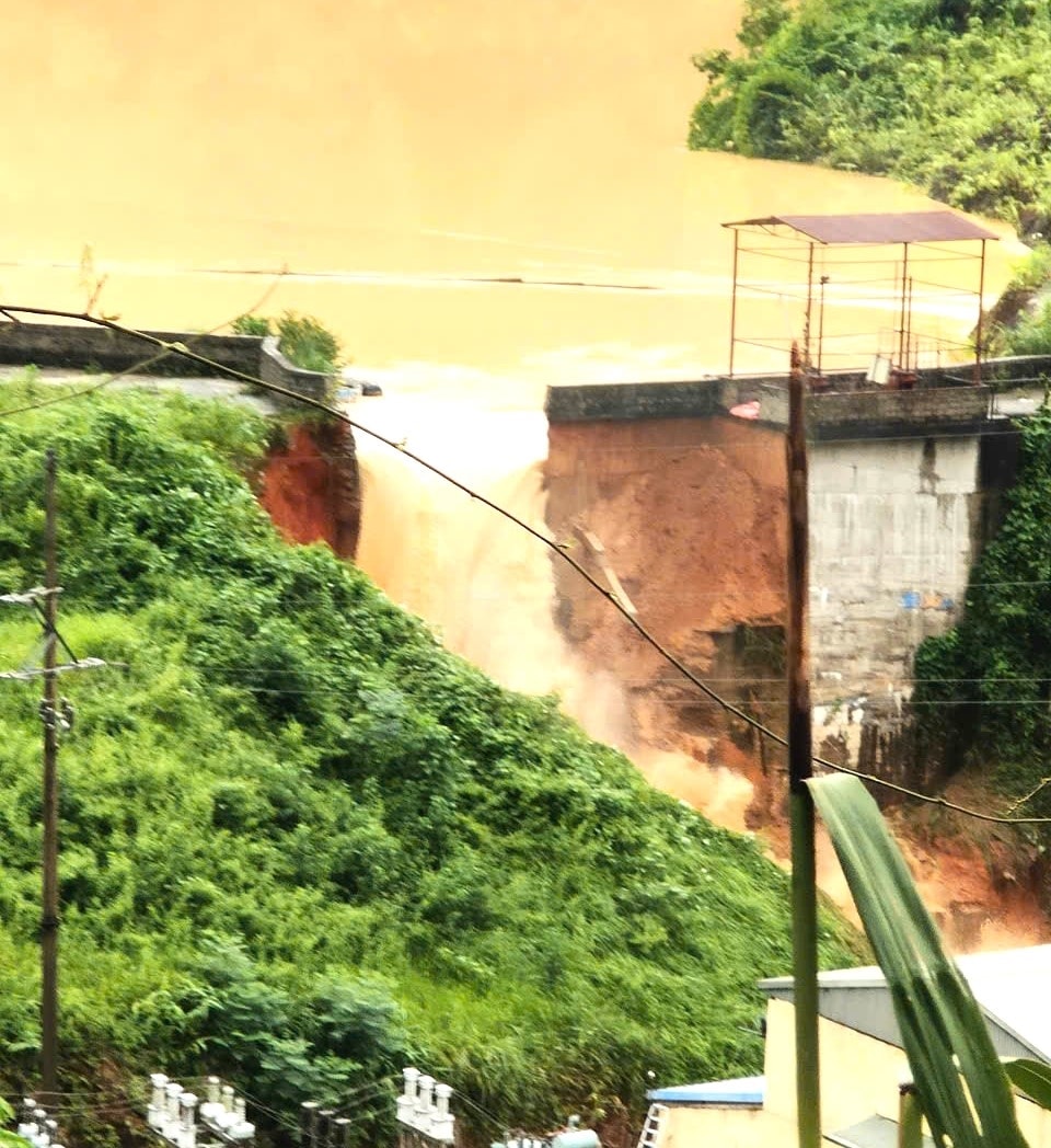 Đập thủy điện Bắc Khê thuộc sông Bắc Khê nằm trân địa phận xã Tân Tiến bị vỡ vào khoảng 13h30 phút chiều ngày 7/10