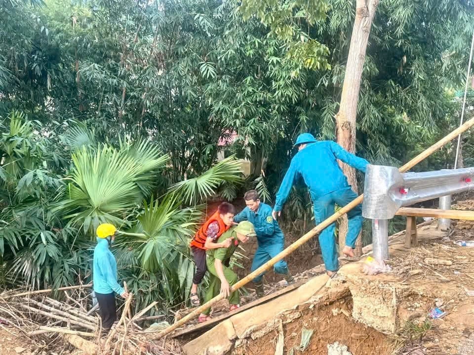 Trước khi lên thuyền vượt sông, học sinh đều được mặc áo phao đầy đủ để đảm bảo an toàn - Ảnh: CSCC