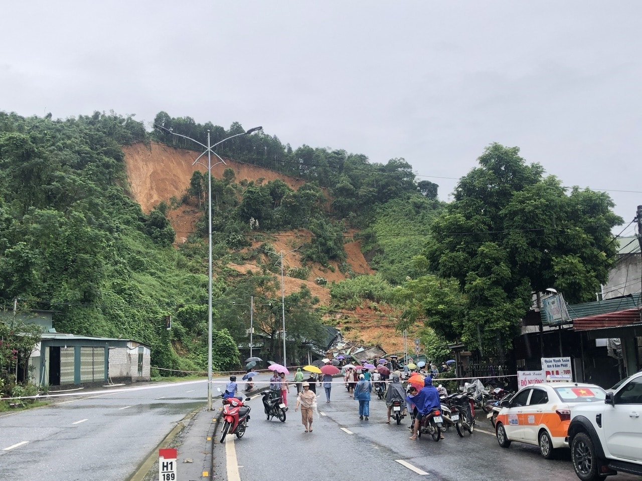 Quốc lộ 70 bị ách tắc tạm thòi do sạt lở đất (ảnh Trọng Bảo)
