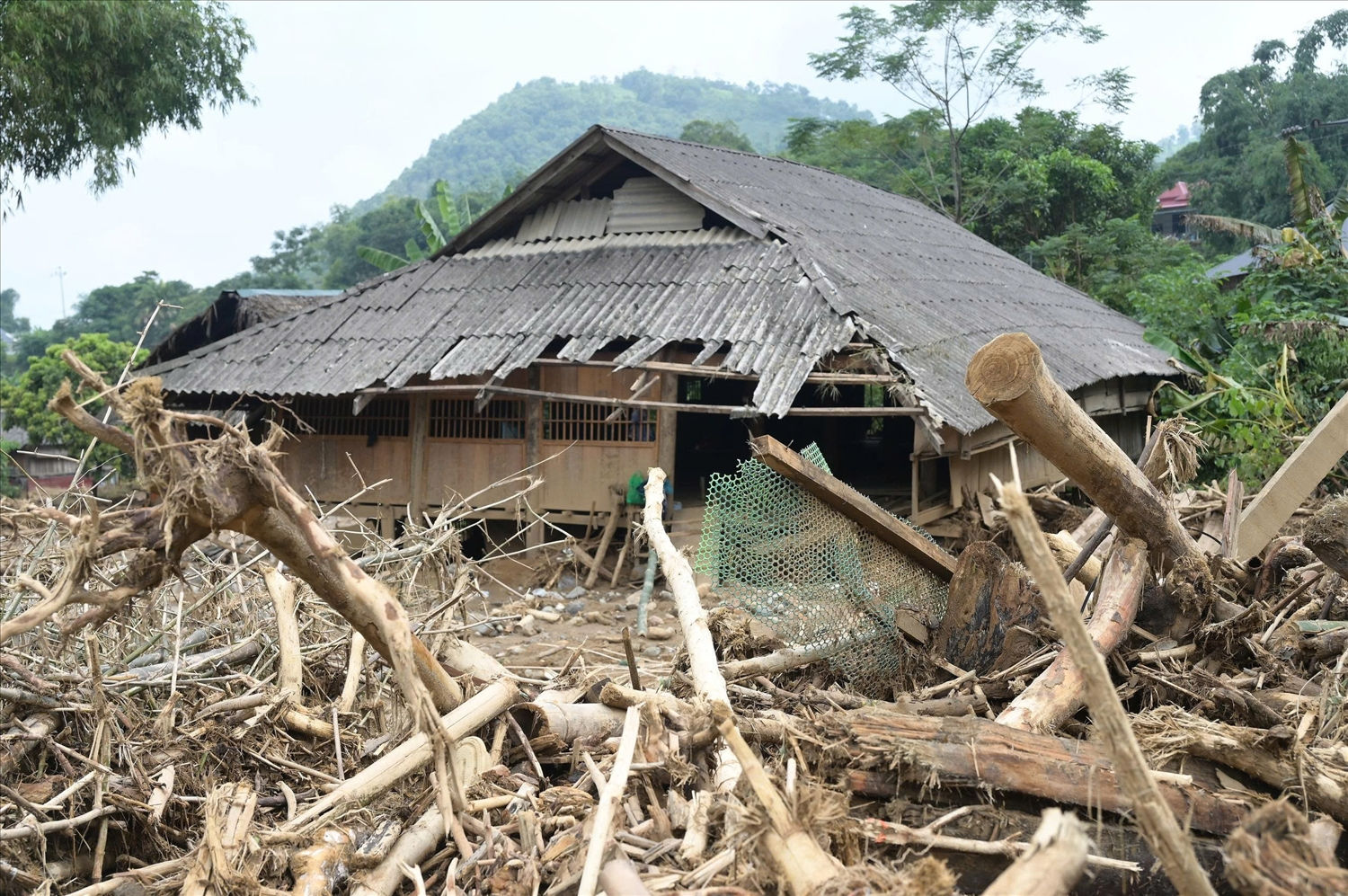Hàng chục ngôi nhà bị hư hỏng do mưa lũ gây ra (ảnh Trọng Bảo)