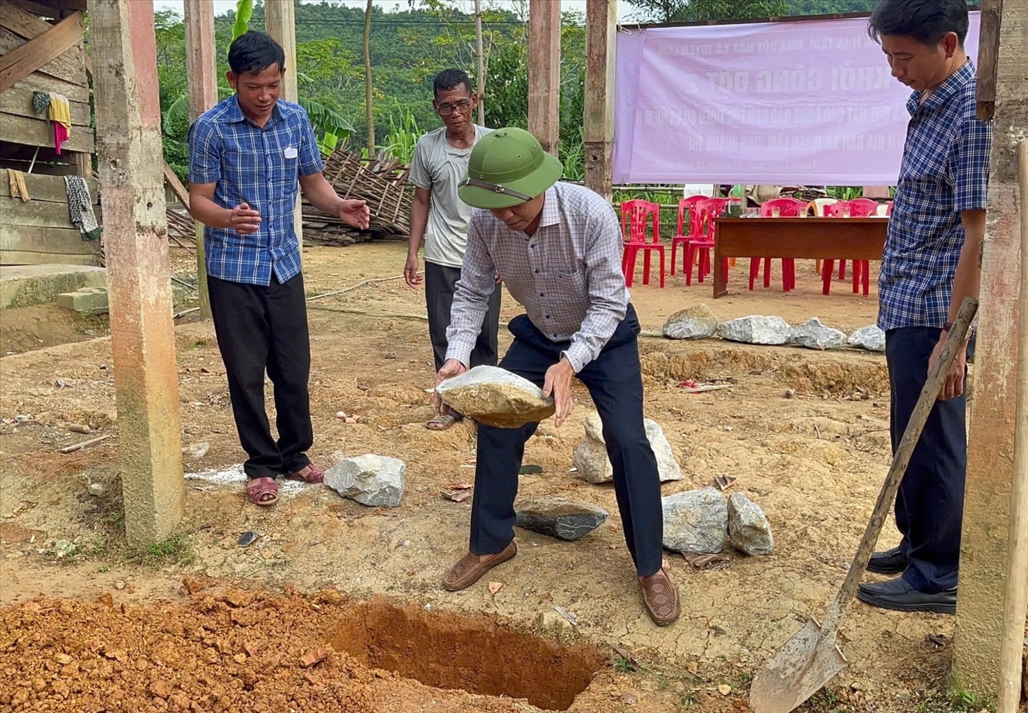 Lãnh đạo UBND xã Tuyên Lâm (Quảng Trị) thực hiện nghi thức khởi công xây dựng xóa nhà tạm (Ảnh: X.V)