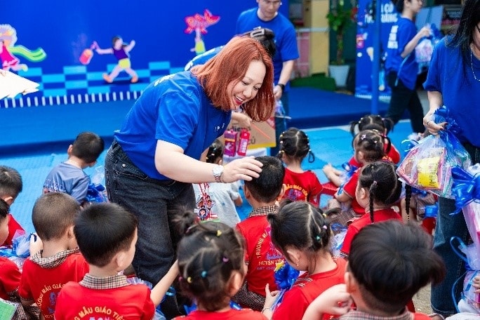 Chị Hằng chú Cuội, đèn lồng lung linh, tiếng trống lân náo nức, chiếc bánh trung thu ngọt ngào, hộp sữa mát lành, … tất cả tạo nên ký ức tuổi thơ khó quên. Nhưng món quà quý giá hơn cả chính là sự quan tâm, là vòng tay yêu thương và sự khích lệ để các em nuôi dưỡng những giấc mơ đẹp của mình.