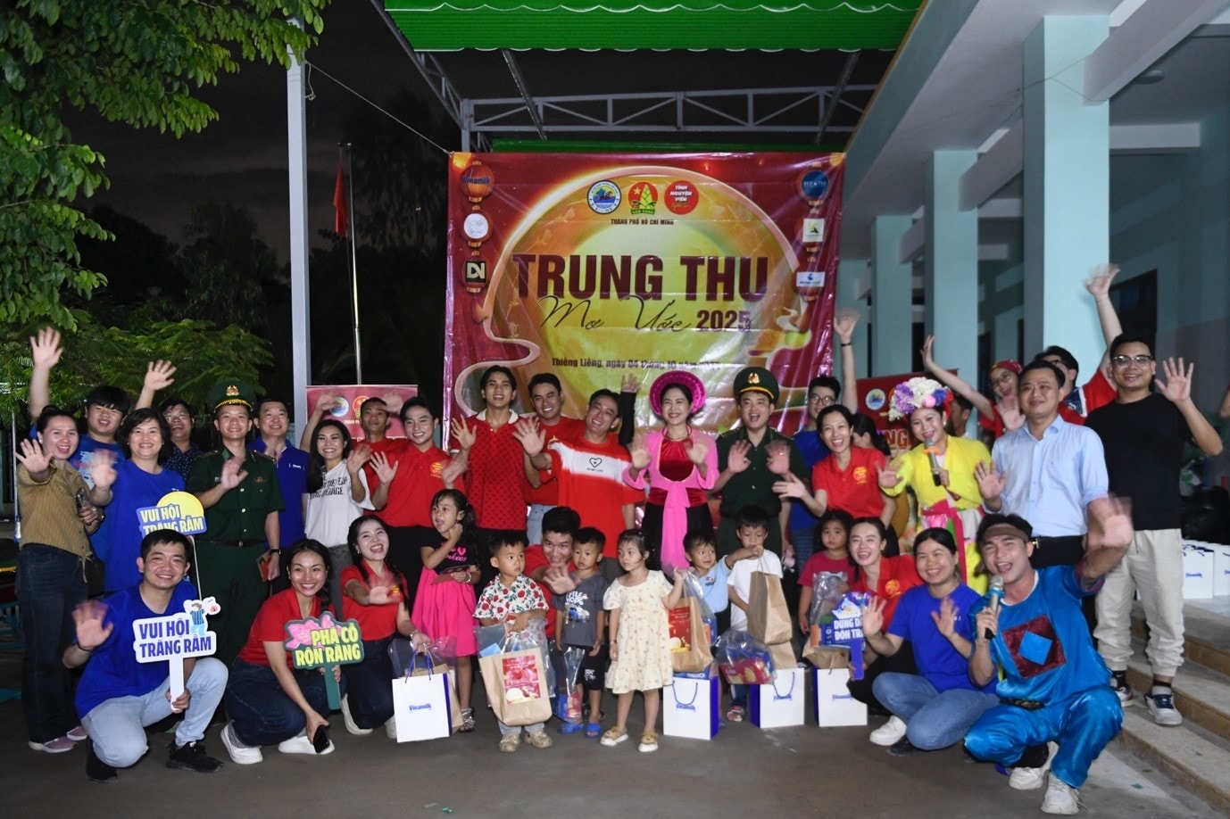 Hành trình yêu thương tiếp tục lan tỏa khi Vinamilk cùng các nghệ sĩ, tình nguyện viên mang hàng chục ngàn sản phẩm dinh dưỡng đến với thiếu nhi đảo Thiềng Liềng (TP. Hồ Chí Minh) trong chương trình “Trung thu mơ ước”.