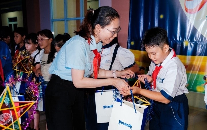 Tại chương trình “Ánh trăng hòa bình” ở xã Kim Long, TP. Hồ Chí Minh, những món quà dinh dưỡng của Vinamilk được trao đến các em nhỏ với rất nhiều yêu thương.