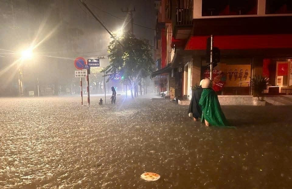 Mưa lớn khiến nhiều tuyến phố như: Lương Ngọc Quyến, Phan Đình Phùng, Quyết Thắng… bị ngập sâu, có nơi hơn 1 mét. (Ảnh: Thế Toàn)