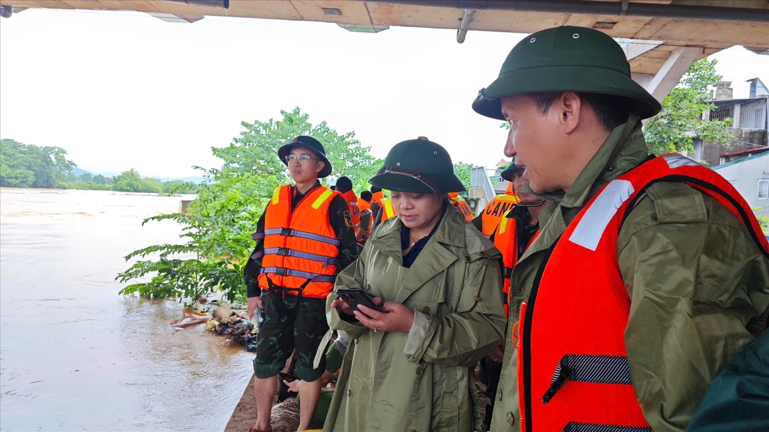 Phó Chủ tịch UBND tỉnh Thái Nguyên Nguyễn Thị Loan kiểm tra công tác hộ đê sông Cầu. (Ảnh: Nguyễn Liên)