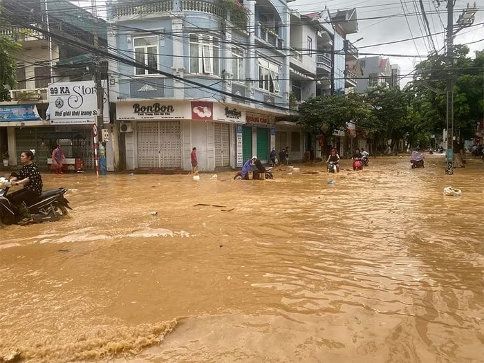Nước dâng nhanh tại phố Xuân Trường, phường Thục Phán, Cao Bằng.