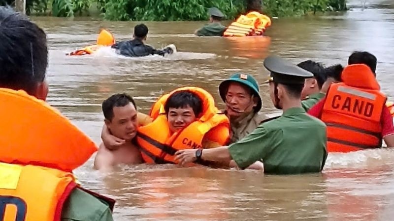 Lực lượng công an, quân đội xã Yên Thế, bắc Ninh đưa người dân ra khỏi vùng lũ.