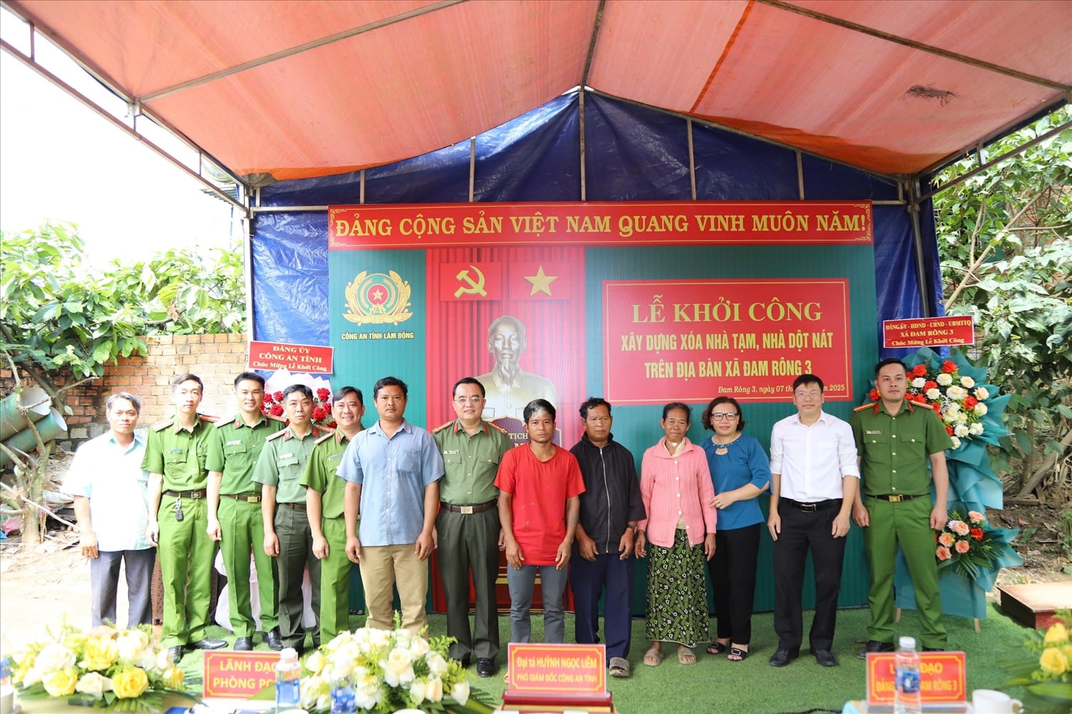Lãnh đạo Công an tỉnh Lâm Đồng chụp hình cùng các hộ được hỗ trợ nhà (Ảnh: L.H)