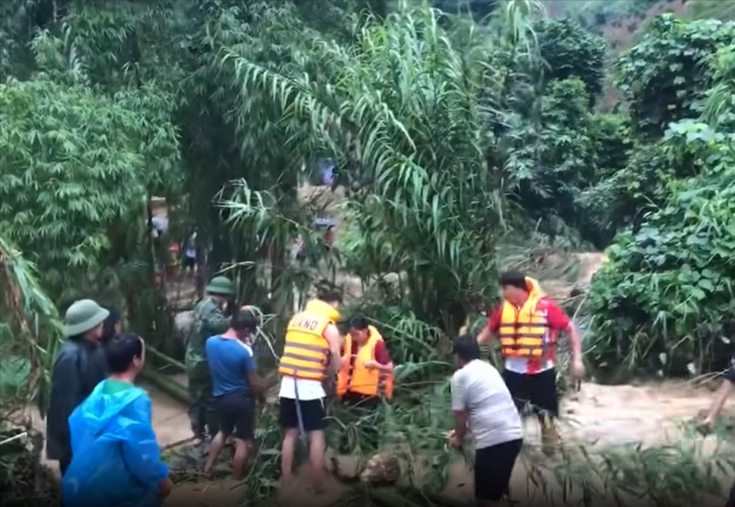 Các lực lượng chức năng của xã Kiến Thiết, tỉnh Tuyên Quang kịp thời giải cứu EM học sinh bị mắc kẹt giữa dòng nước lũ. Ảnh: UBND xã Kiến Thiết