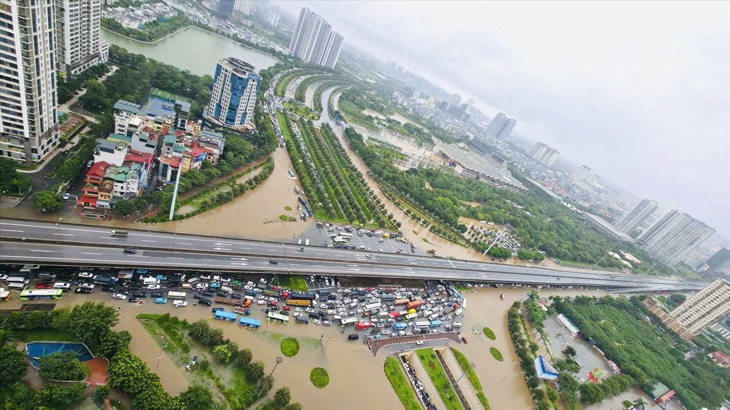 Ghi nhận lúc 11h ngày 7/10 tại khu vực hầm chu Trung Hòa