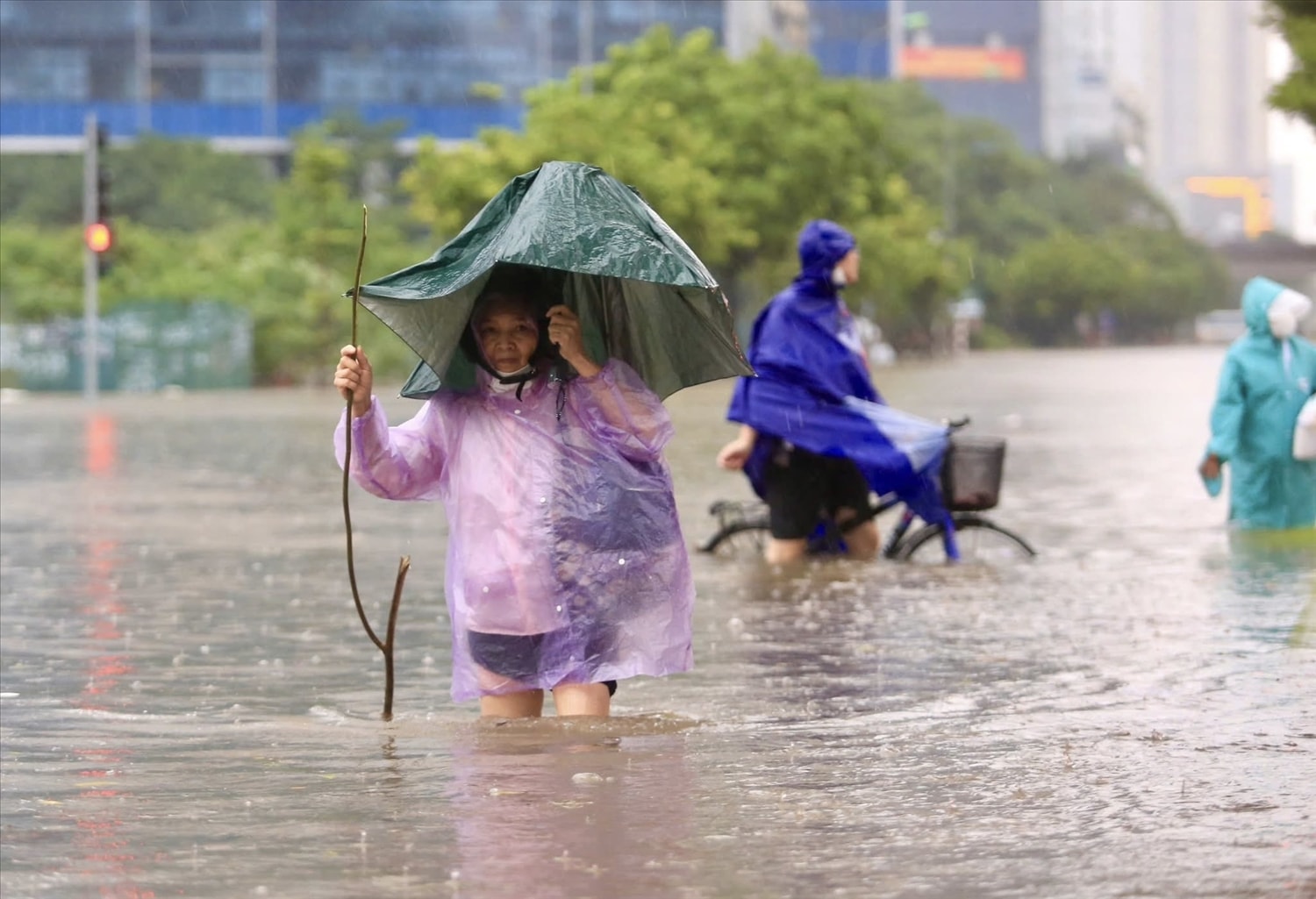 Cơ quan chức năng khuyến cáo người dân hạn chế di chuyển qua các khu vực ngập sâu, thường xuyên cập nhật thông tin về tình hình giao thông và tuân thủ hướng dẫn của các lực lượng chức năng để đảm bảo an toàn.