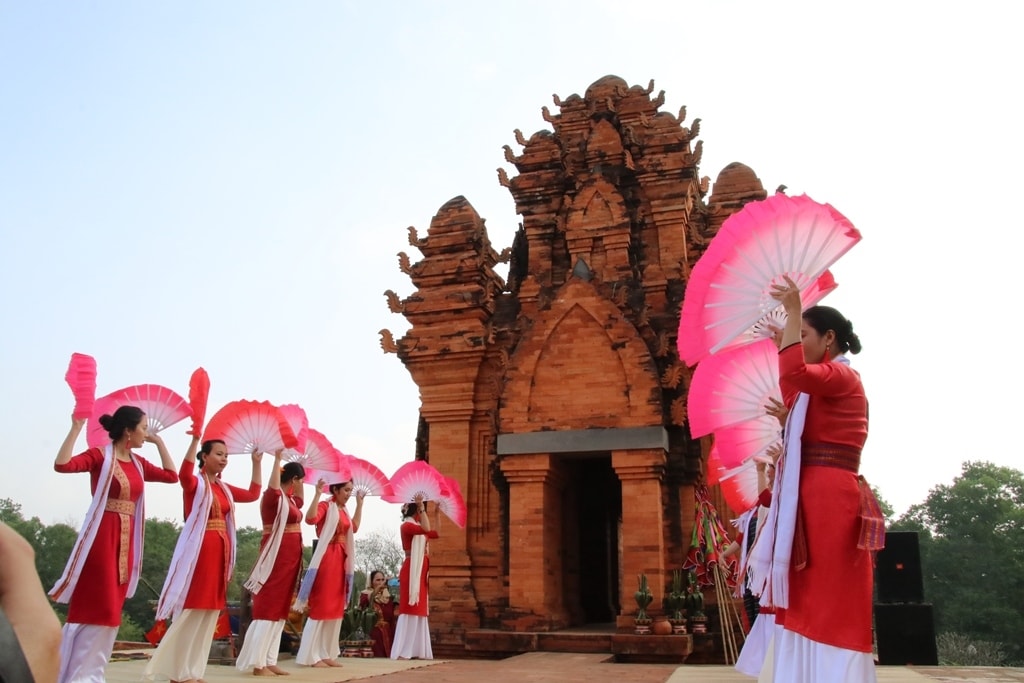 Thời gian tổ chức Ngày hội văn hóa dân tộc Chăm lần thứ VI được dời sang đầu tháng 12 (Ảnh minh hoạ) Thời gian tổ chức Ngày hội văn hóa dân tộc Chăm lần thứ VI được dời sang đầu tháng 12 (Ảnh minh hoạ)