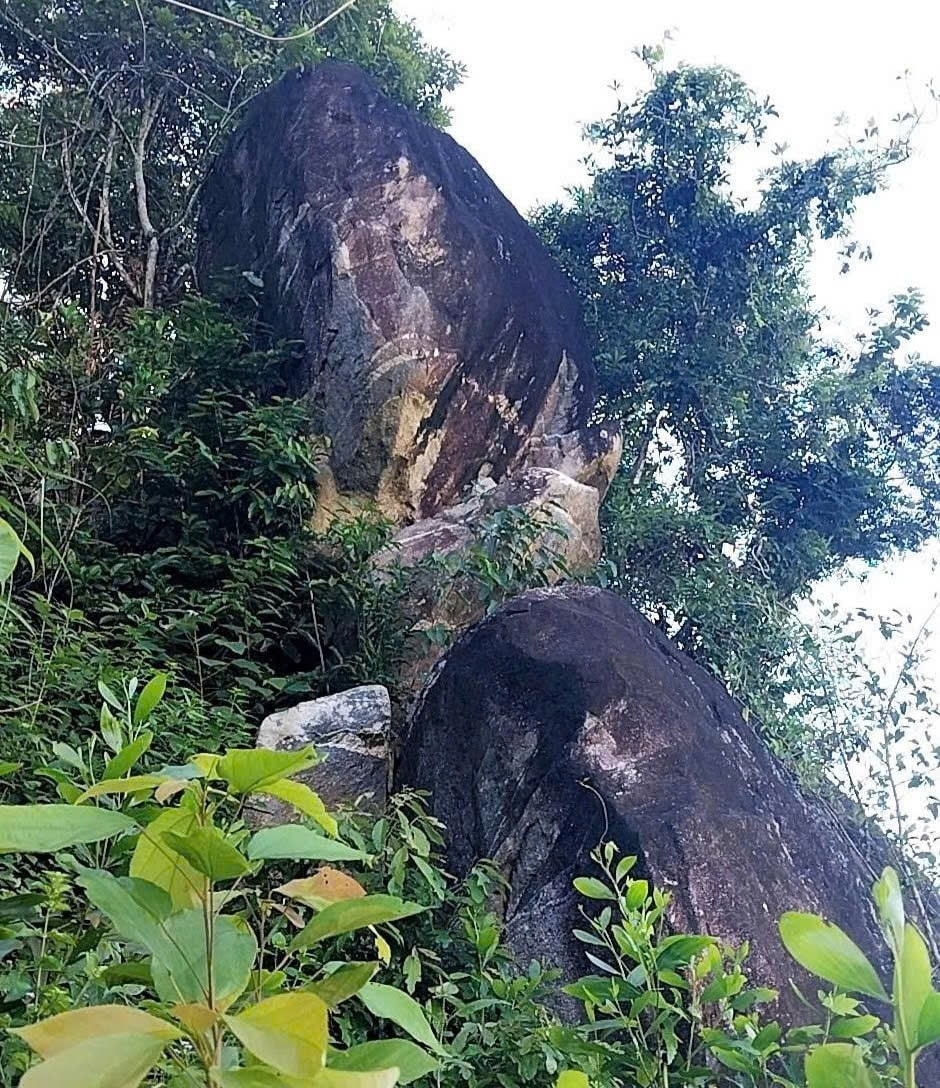Khối đá nặng hàng chục tấn có nguy cơ đổ sập xuống khu dân cư (Ảnh địa phương cung cấp)