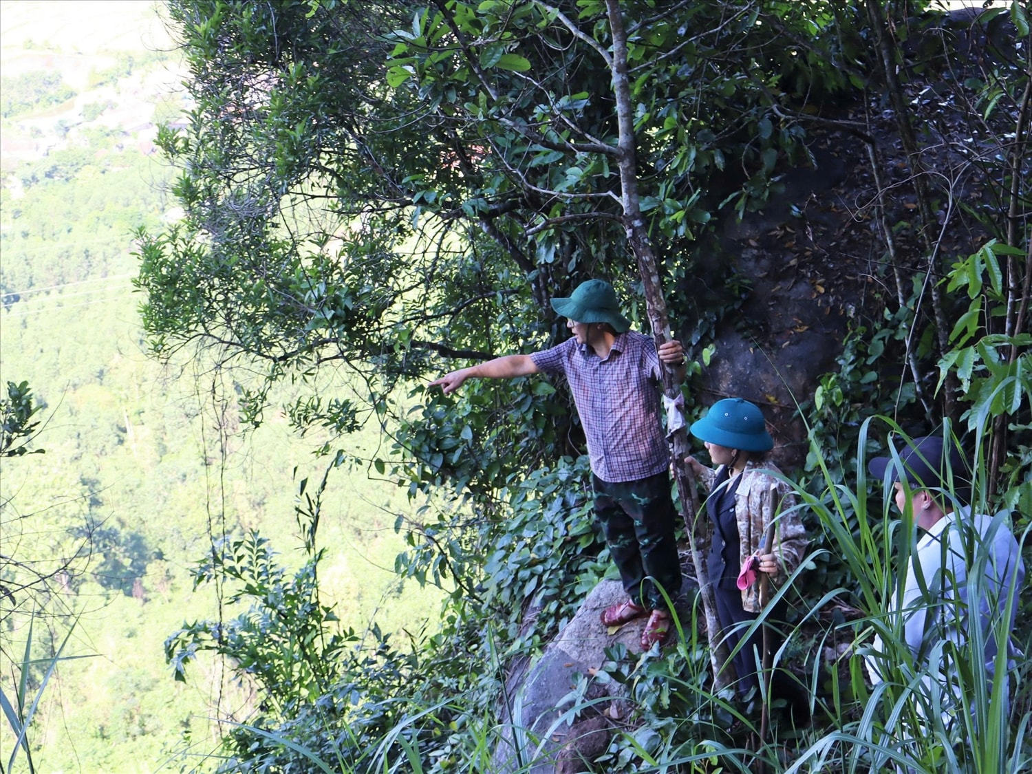 UBND xã Ba Động thành lập đoàn kiểm tra vị trí khối đá có nguy cơ đổ sập xuống khu dân cư (Ảnh địa phương cung cấp)