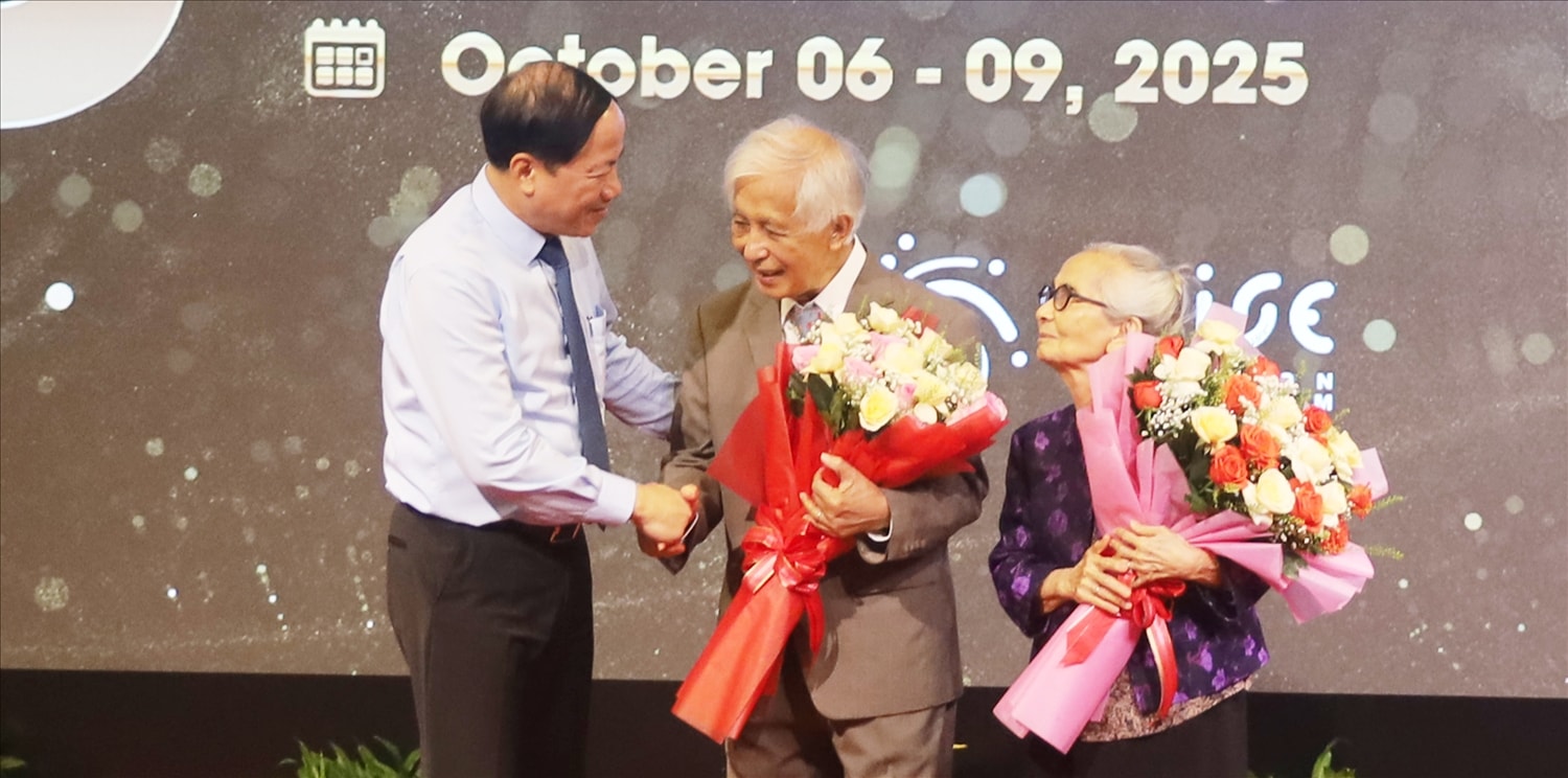 Chủ tịch UBND tỉnh Gia Lai Phạm Anh Tuấn tặng hoa chúc mừng vợ chồng Giáo sư Trần Thanh Vân và Giáo sư Lê Kim Ngọc vừa được Tổng thống Pháp trao Huân chương Bắc đẩu Bội tinh bậc Sĩ quan