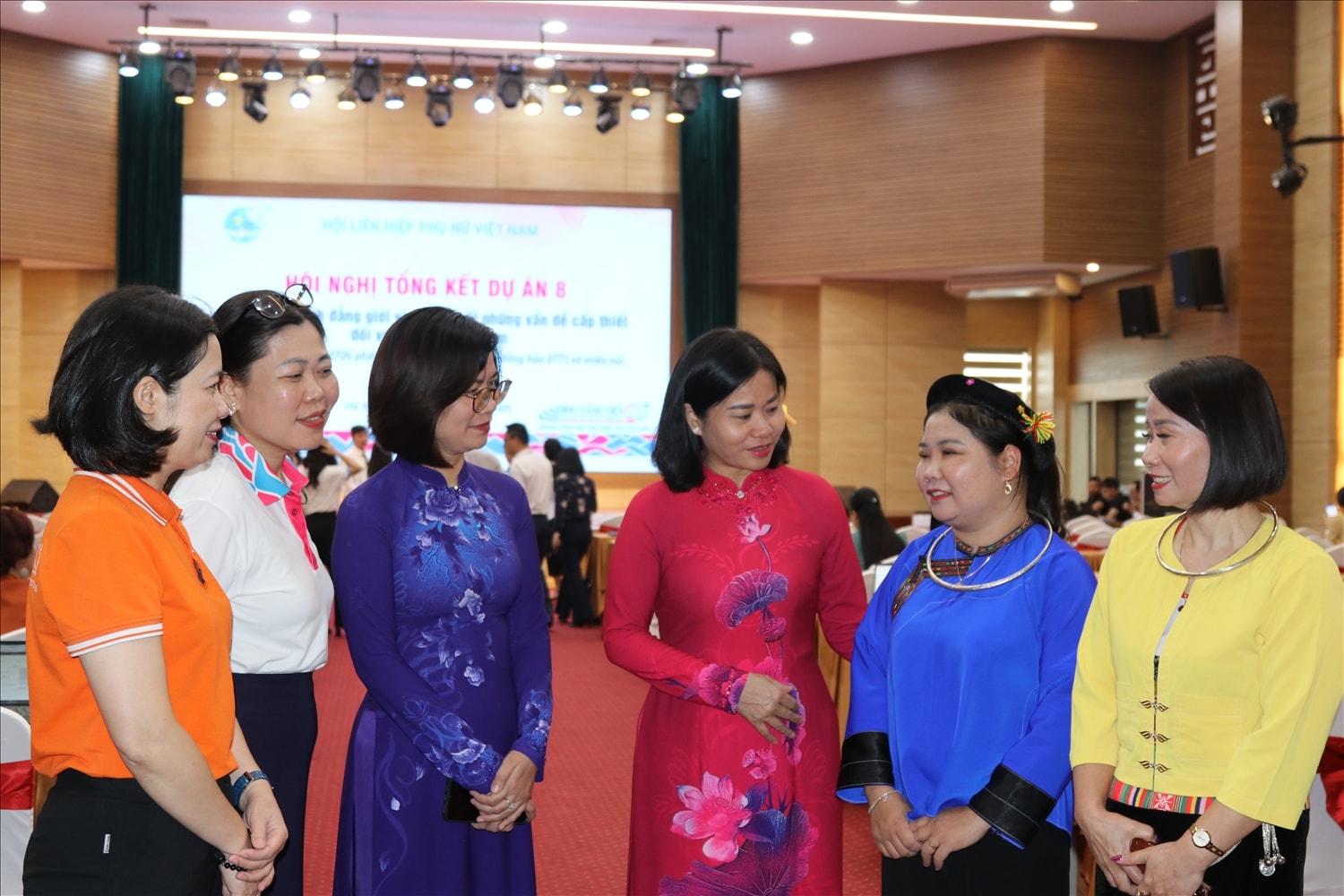 Chủ tịch HLHPN Việt Nam Nguyễn Thị Tuyến trò chuyện với các đại biểu tham dự Hội nghị Tổng kết Dự án 8 tổ chức vào cuối tháng 5/2025