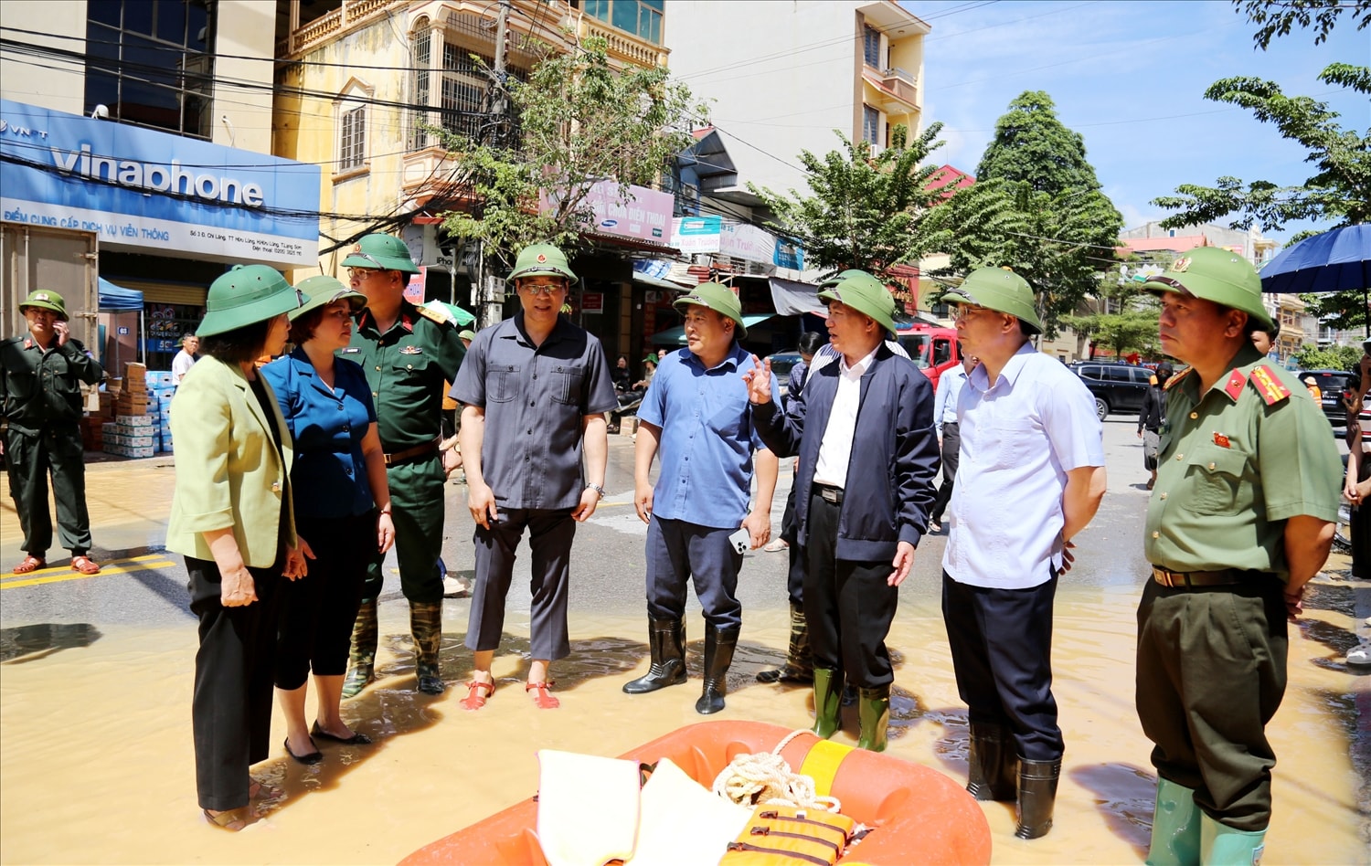 Phó Thủ tướng Hồ Đức Phớc kiểm tra tình hình bão lũ tại khu vực huyện Hữu Lũng cũ Phó Thủ tướng Hồ Đức Phớc kiểm tra tình hình bão lũ tại khu vực huyện Hữu Lũng cũ