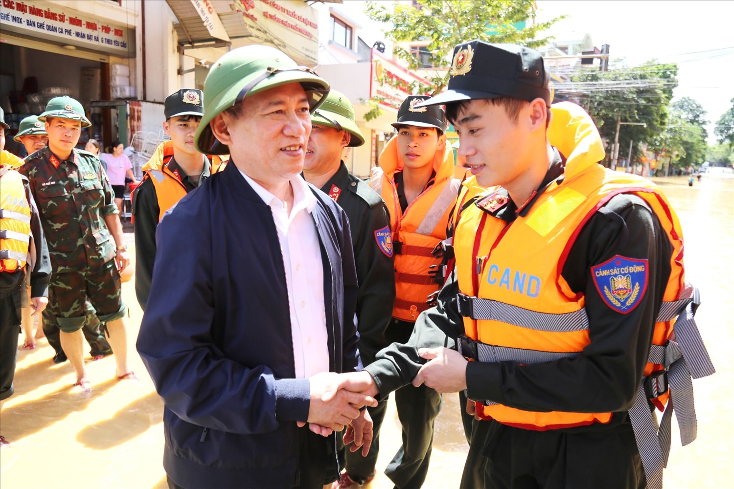 Phó Thủ tướng động viên, thăm hỏi các lực lượng cứu hộ bão lũ Phó Thủ tướng động viên, thăm hỏi các lực lượng cứu hộ bão lũ