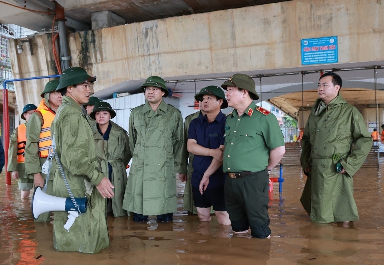 Bí thư Tỉnh ủy Thái Nguyên Trịnh Xuân Trường cùng lãnh đạo tỉnh kiểm tra thực tế và chỉ đạo công tác ứng phó, khắc phục hậu quả mưa lũ tại tuyến đê sông Cầu, khu vực chân cầu Bến Tượng, cphường Phan Đình Phùng chiều ngày 7/10.