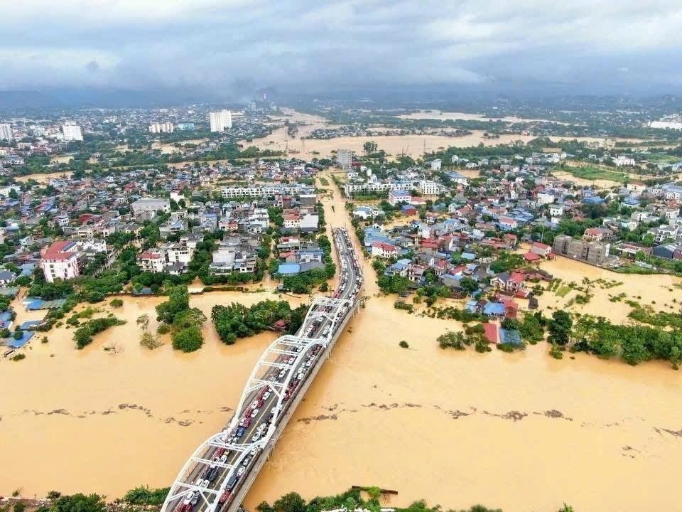 Cảnh mưa ngập trên khu vực ven sông Cầu qua các phường Linh Sơn, Phan Đình Phùng (Thái Nguyên)