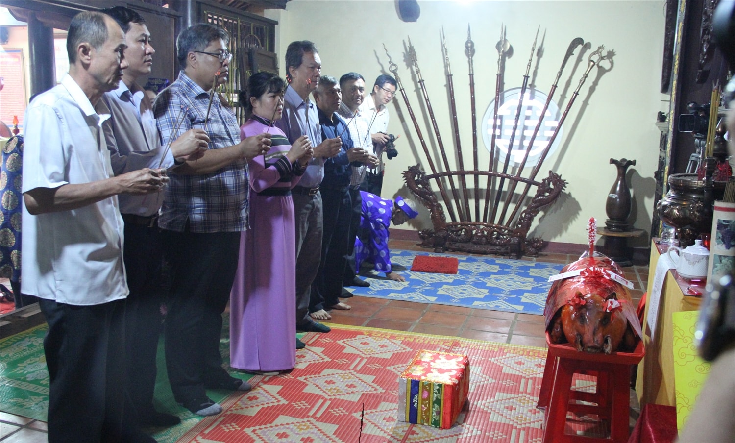 Các đại biểu dâng hương bày tỏ lòng tri ân đến các vị thần Hoàng (Ảnh: Lê Hường)