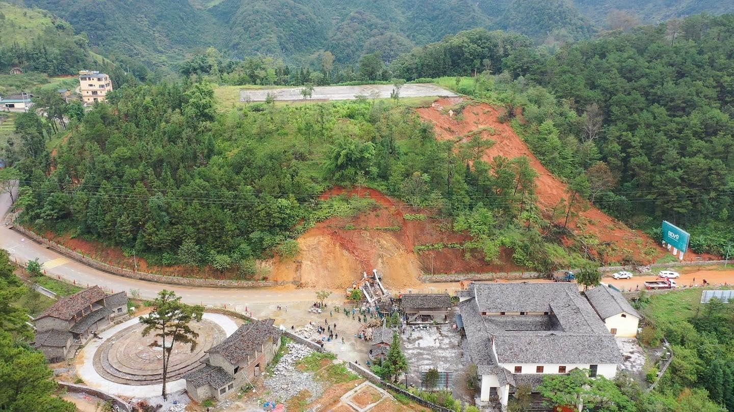 Một công trình mang tính biểu tượng bị đổ sập do thiên tai khiến người dân địa phương không khỏi xót xa. Ảnh: UBND xã Đồng Văn