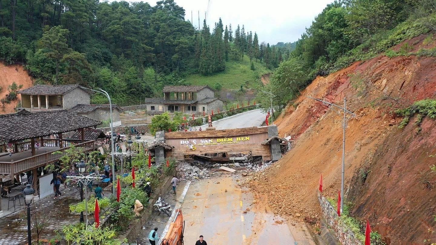 Khung cảnh hiện trường vụ sạt lở tại cổng chào xã Đồng Văn vào sáng ngày 8/10. Ảnh: UBND xã Đồng Văn