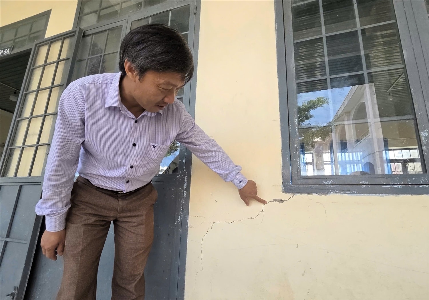 Động đất gây nứt tường khu phòng ở bán trú của học sinh Trường Phổ thông Dân tộc Bán trú cấp 1,2 Măng Bút 2. (Ảnh: Ngọc Chí) Động đất gây nứt tường khu phòng ở bán trú của học sinh Trường Phổ thông Dân tộc Bán trú cấp 1,2 Măng Bút 2. (Ảnh: Ngọc Chí)