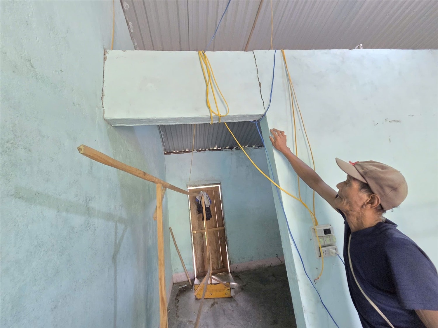 Căn nhà của ông A Liên, thôn Rô Xia, xã Măng Đen bị nứt tường do trận động đất có độ lớn 4,9, xảy ra lúc 1 giờ 28 phút ngày 6/10. (Ảnh: Ngọc Chí) Căn nhà của ông A Liên, thôn Rô Xia, xã Măng Đen bị nứt tường do trận động đất có độ lớn 4,9, xảy ra lúc 1 giờ 28 phút ngày 6/10. (Ảnh: Ngọc Chí)