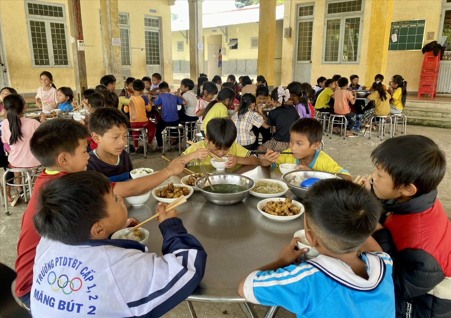 Chưa đầy 30 phút ăn cơm, thầy và trò Trường Phổ thông Dân tộc Bán trú cấp 1,2 Măng Bút 2 cảm nhận 4 đợt dư chấn nhẹ, mái nhà, bàn ăn cơm rung bần bật. (Ảnh: Ngọc Chí) Chưa đầy 30 phút ăn cơm, thầy và trò Trường Phổ thông Dân tộc Bán trú cấp 1,2 Măng Bút 2 cảm nhận 4 đợt dư chấn nhẹ, mái nhà, bàn ăn cơm rung bần bật. (Ảnh: Ngọc Chí)