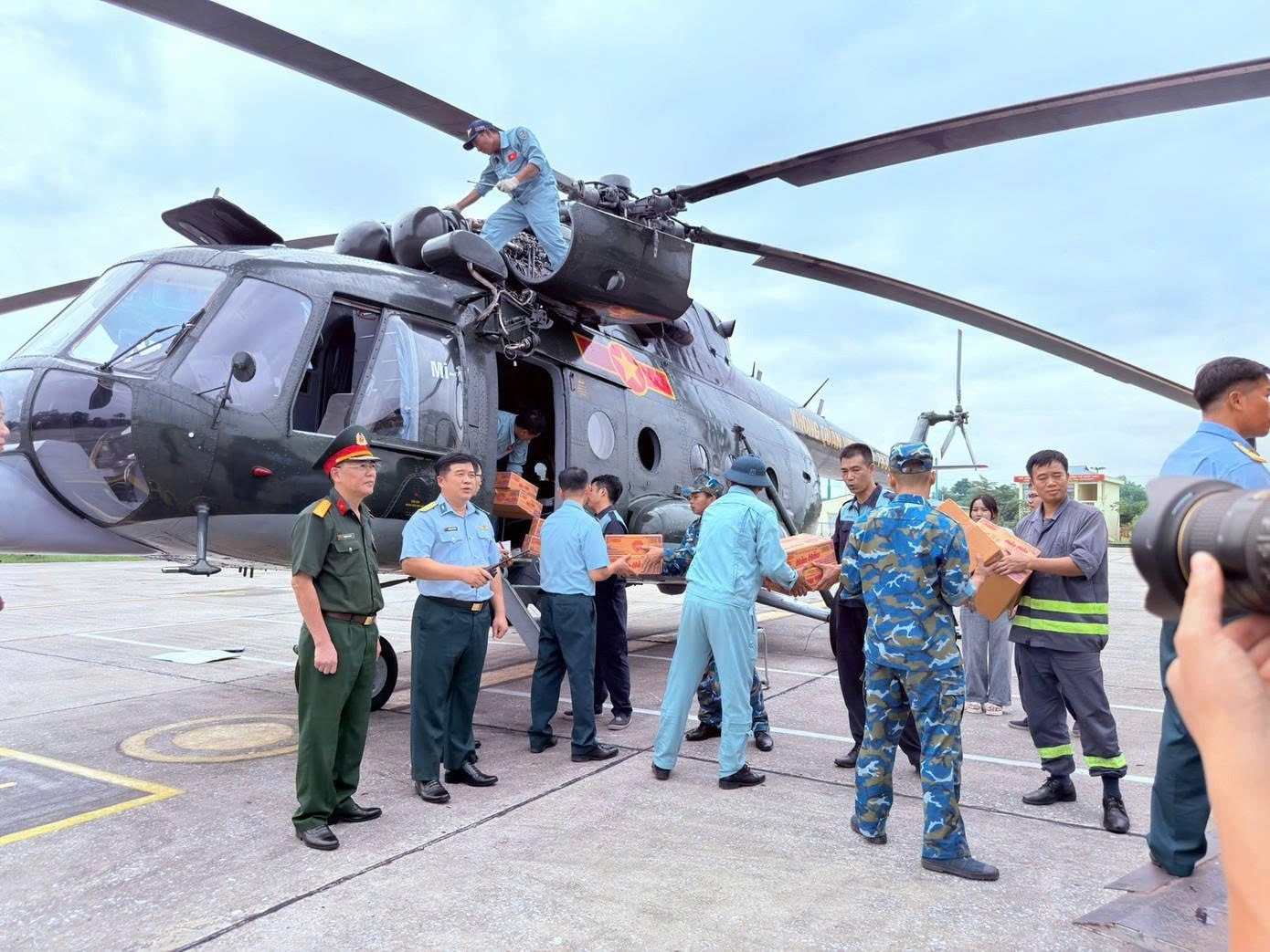 Trung đoàn Không quân 916 thực hiện chuyến bay cứu trợ khẩn cấp tại Lạng Sơn. Ảnh: ITN