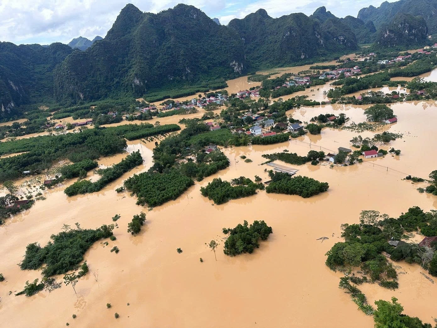 Hình ảnh một số khu vực ngập lụt trên đường bay tới Lạng Sơn nhìn từ trên trực thăng. Ảnh: ITN