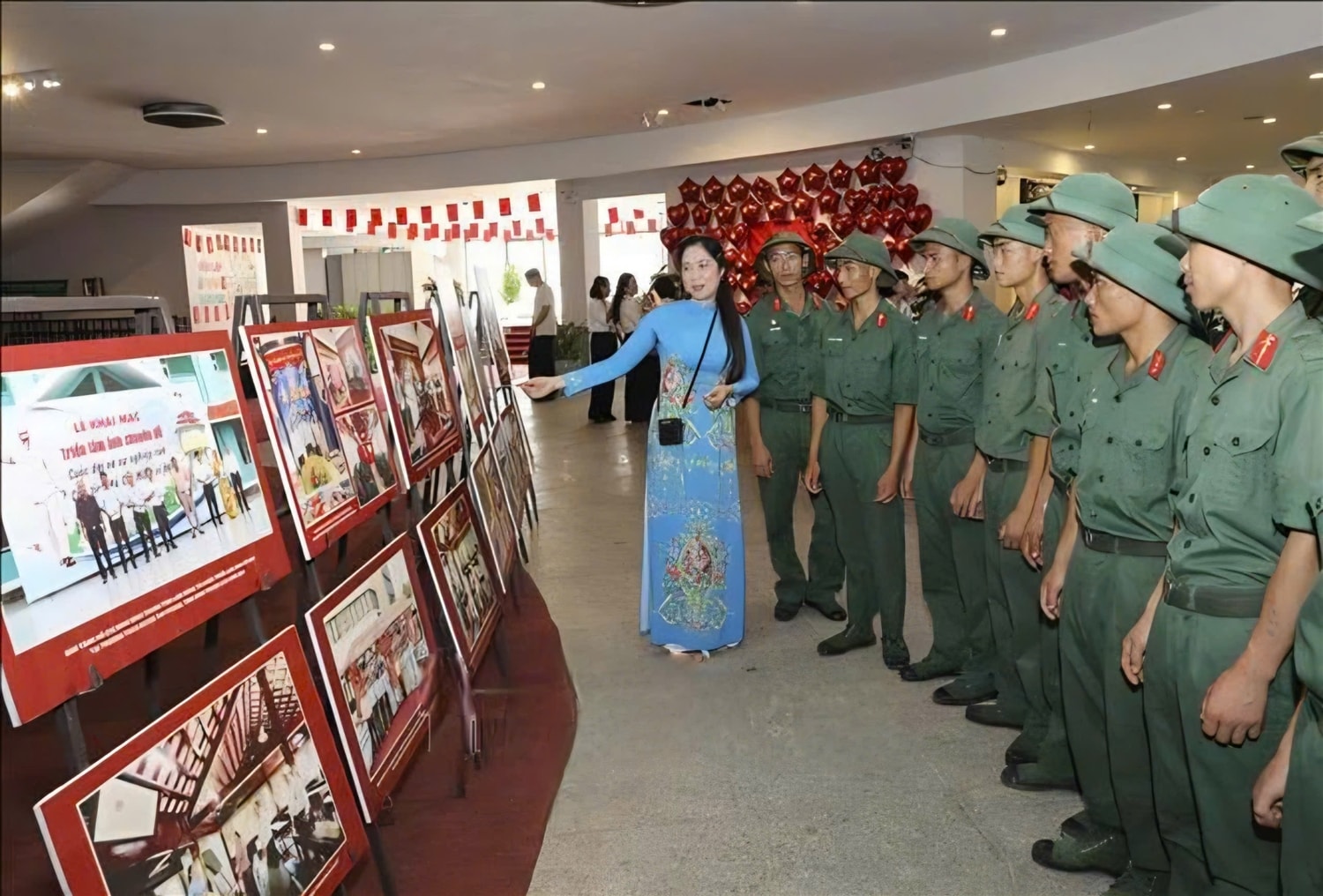 Cán bộ, chiến sĩ quân đội đóng quân trên địa bàn tỉnh Điện Biên tham quan triển lãm.Ảnh: TTXVN
