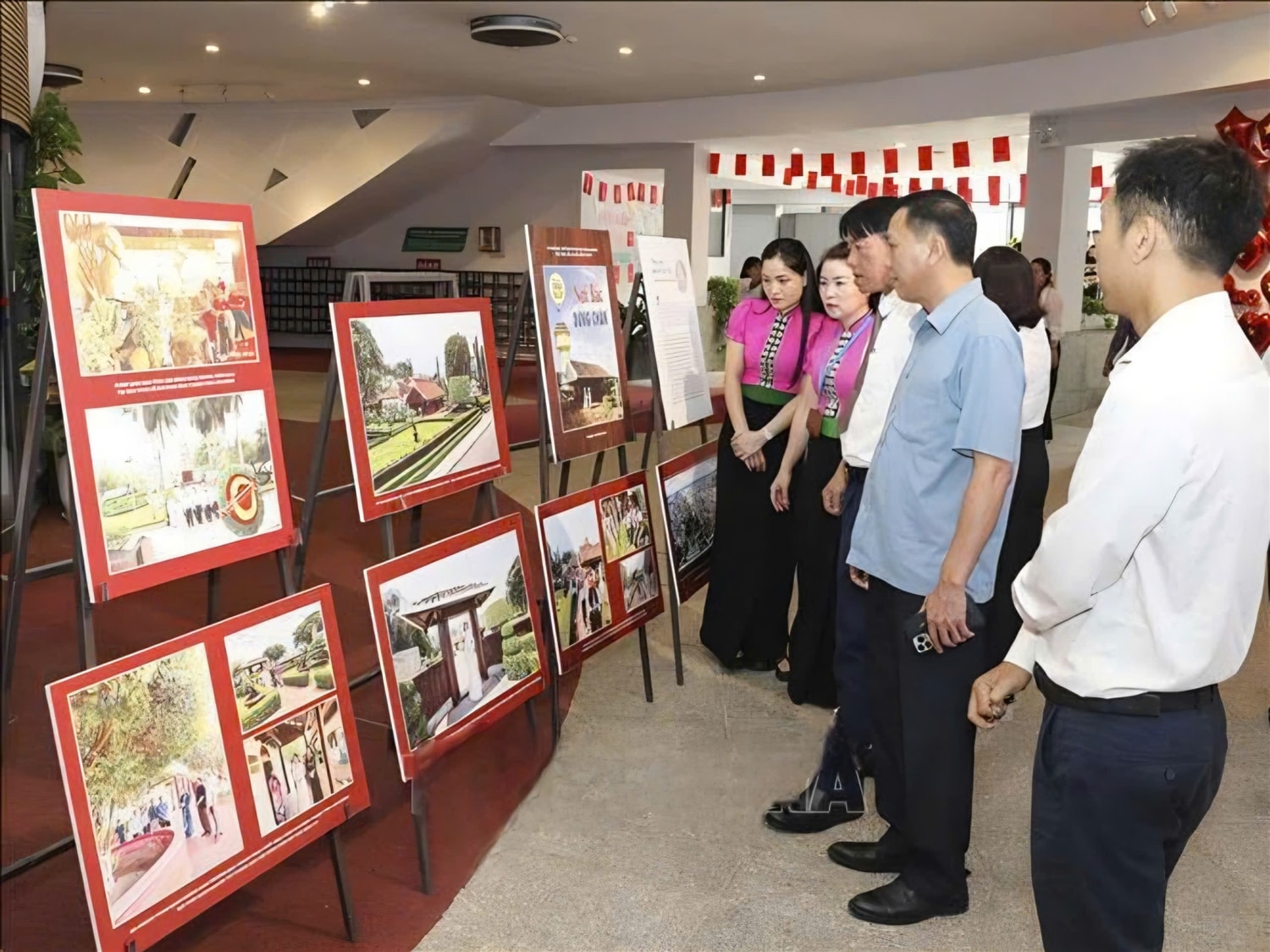 Khách tham quan triển lãm ảnh. Ảnh: TTXVN