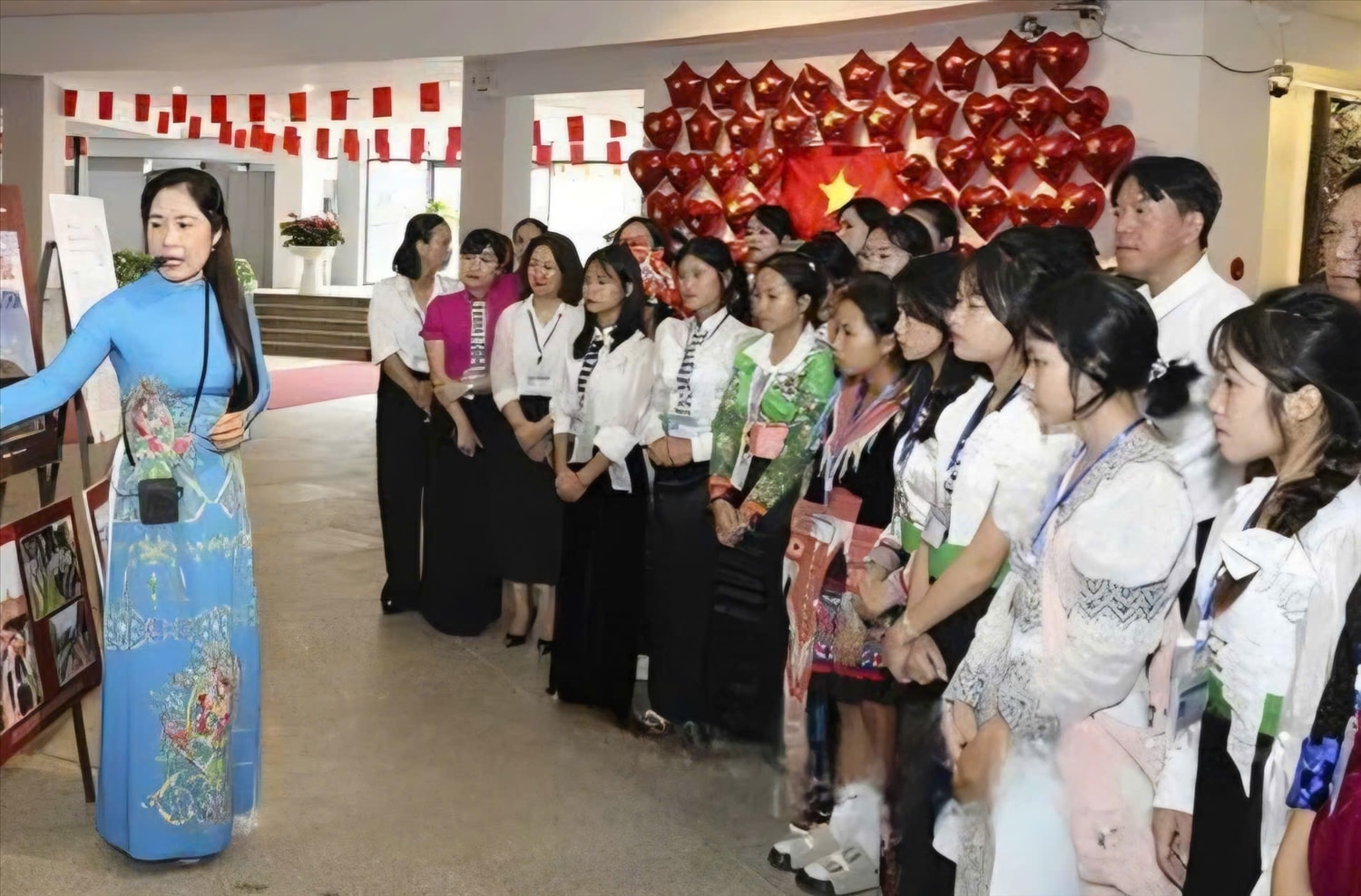 Đông đảo cán bộ, nhân dân, các em học sinh và du khách tham quan triển lãm. Ảnh: TTXVN