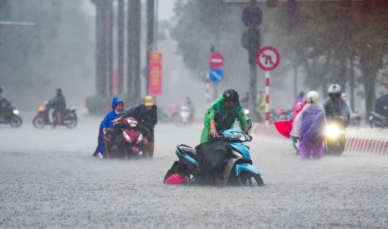 Mưa lớn diện rộng khiến nhiều tuyến phố Hà Nội bị ngập sâu. Ảnh: ITN